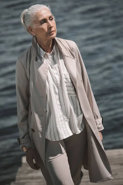 Femme âgée au bord de la rivière — Photo de stock