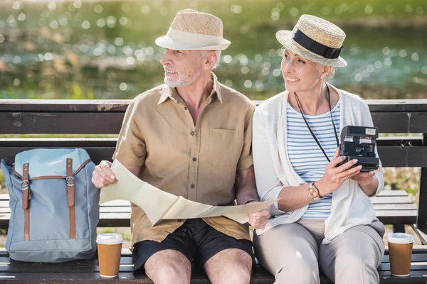 Seniorenpaar mit Karte — Stockfoto