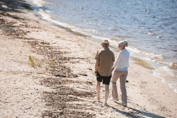 Anziani coppia a piedi sulla spiaggia — Foto stock