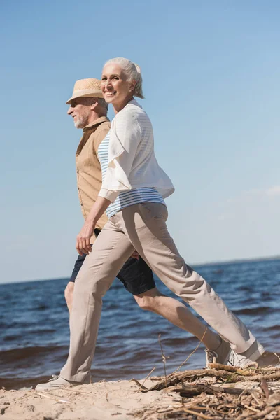 Couple sénior marche sur la plage — Photo de stock