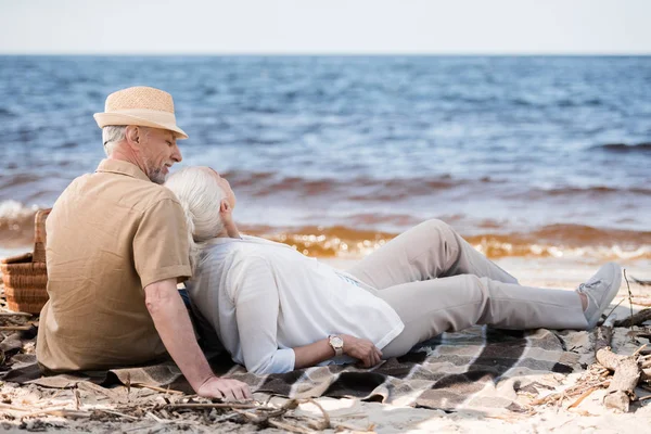 Senior couple at picnic — Stock Photo