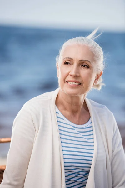 Mujer mayor a orillas del río - foto de stock