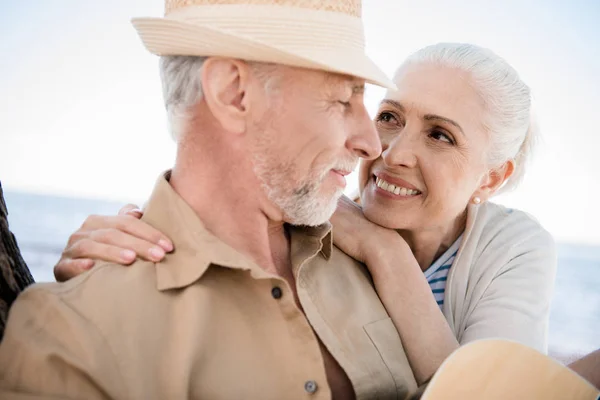 Senior couple at picnic — Stock Photo