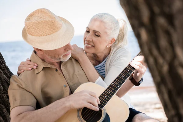Seniorenpaar mit Gitarre — Stockfoto
