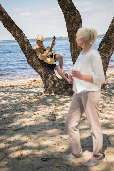 Couple aîné avec guitare — Photo de stock