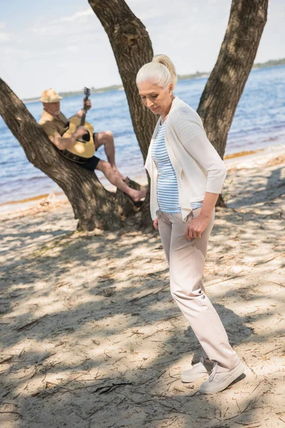 Couple aîné avec guitare — Photo de stock