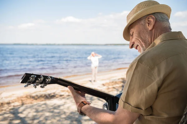 Uomo anziano con chitarra — Foto stock