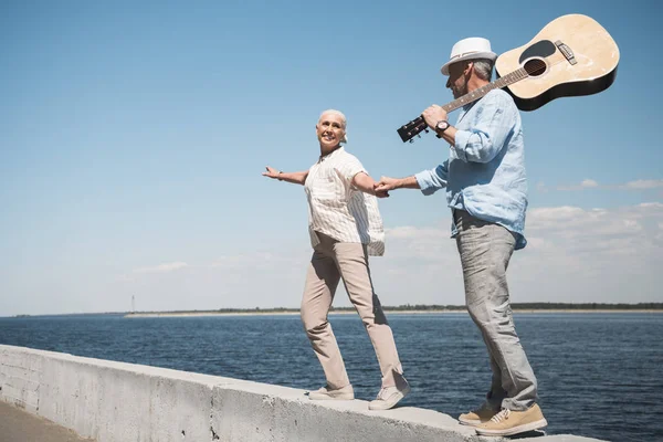 Senior couple with guitar — Stock Photo