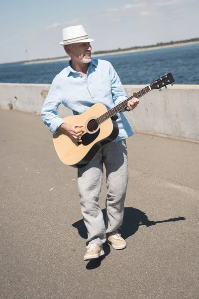 Hombre mayor con guitarra - foto de stock