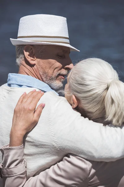 Casual elderly couple able to kiss — Stock Photo