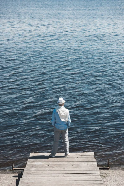 Homem casual em pé no cais durante o dia — Fotografia de Stock