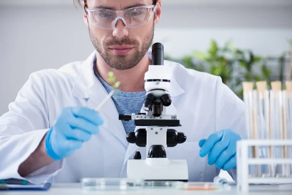 Homme scientifique au laboratoire — Photo de stock