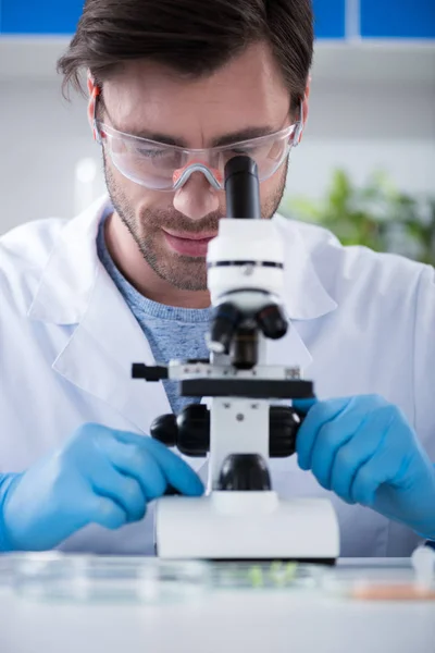 Cientista masculino em laboratório — Fotografia de Stock