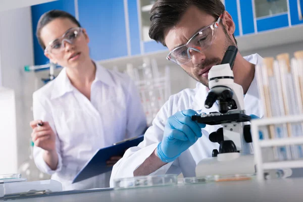 Cientistas durante o trabalho em laboratório — Fotografia de Stock