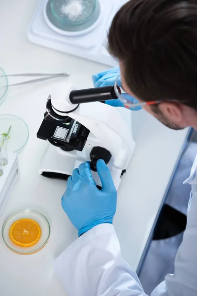 Homme scientifique au laboratoire — Photo de stock