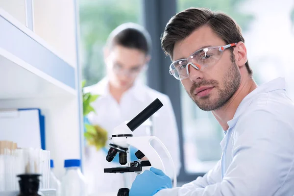 Homme scientifique au laboratoire — Photo de stock