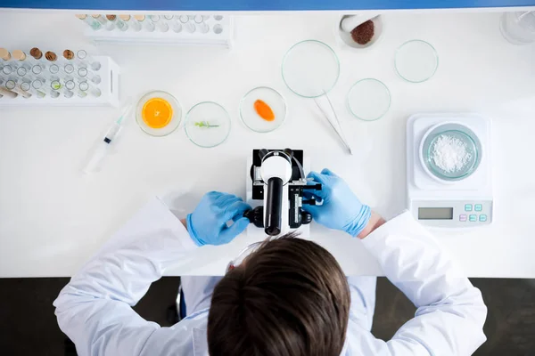 Male scientist at laboratory — Stock Photo