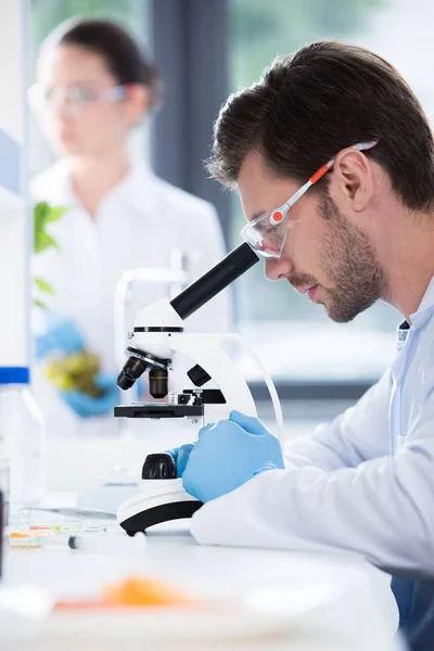 Cientista masculino em laboratório — Fotografia de Stock