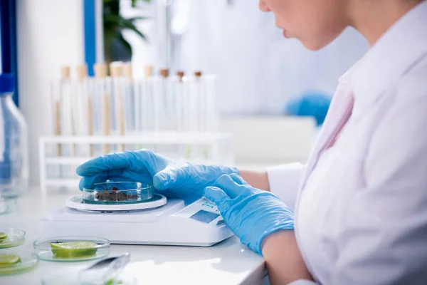 Cientista feminina em laboratório — Fotografia de Stock