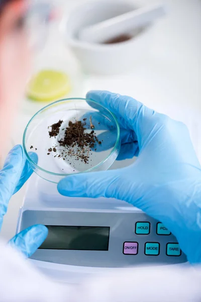 Cientista durante o trabalho no laboratório moderno — Fotografia de Stock