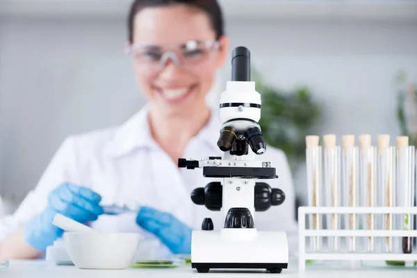 Cientista feminina em laboratório — Fotografia de Stock