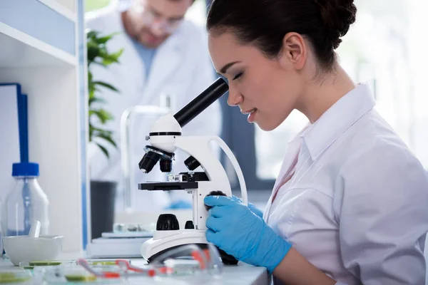 Cientista feminina em laboratório — Fotografia de Stock