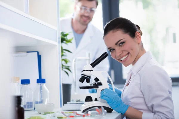 Wissenschaftler bei der Arbeit im Labor — Stockfoto