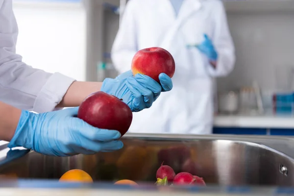 Scienziati del moderno laboratorio biologico — Foto stock