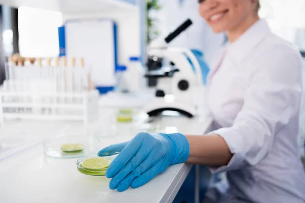 Cientista feminina em laboratório — Fotografia de Stock