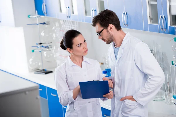 Científicos durante el trabajo en laboratorio - foto de stock