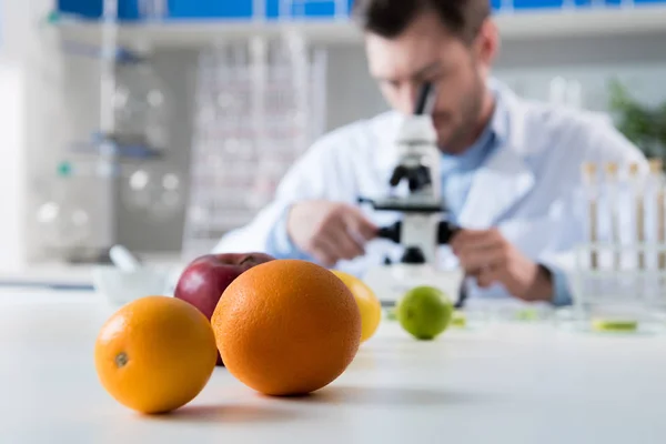 Cientista masculino em laboratório — Fotografia de Stock