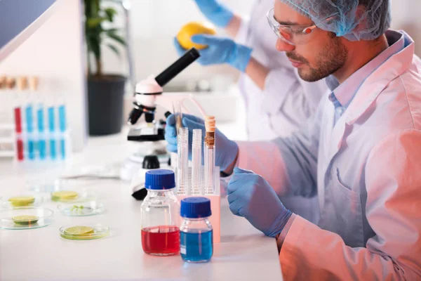 Cientista masculino em laboratório — Fotografia de Stock