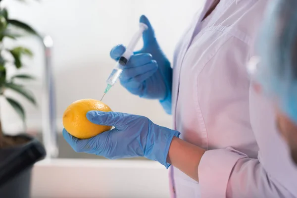 Cientista feminina em laboratório — Fotografia de Stock