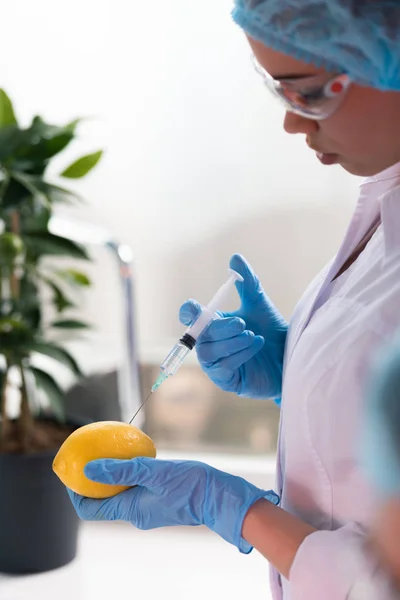 Cientista feminina em laboratório — Fotografia de Stock