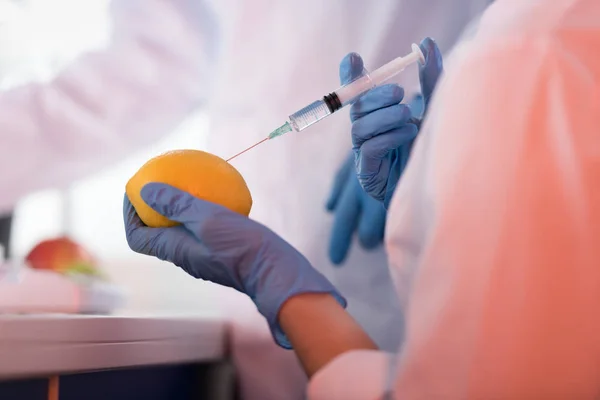 Cientista durante o trabalho no laboratório moderno — Fotografia de Stock