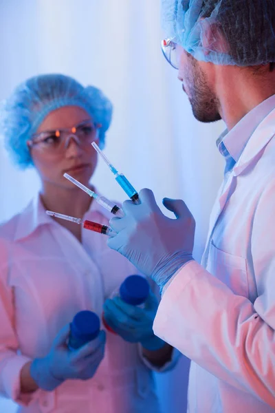 Cientistas durante o trabalho em laboratório — Fotografia de Stock