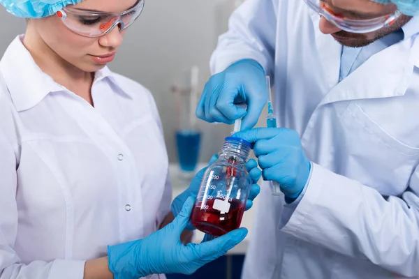 Científicos durante el trabajo en laboratorio - foto de stock