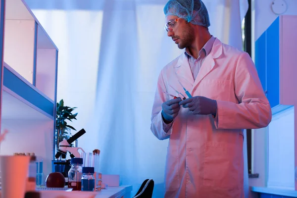 Male scientist at laboratory — Stock Photo