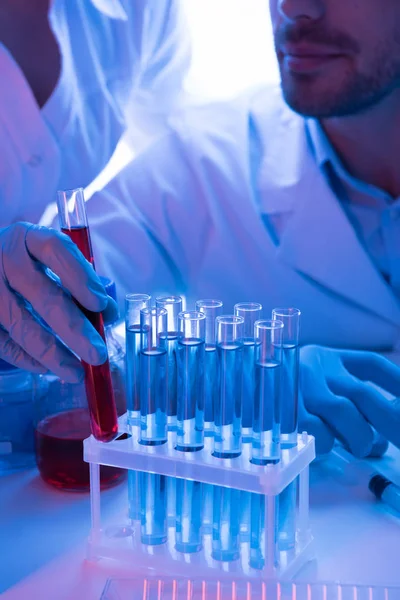 Cientistas que fazem experiências com reagentes — Fotografia de Stock