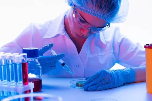 Cientista feminina em laboratório — Fotografia de Stock