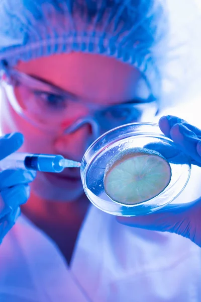 Cientista feminina em laboratório — Fotografia de Stock