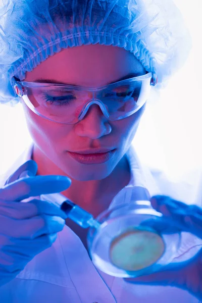 Cientista feminina em laboratório — Fotografia de Stock