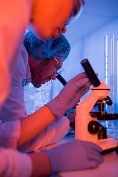 Cientistas durante o trabalho em laboratório — Fotografia de Stock