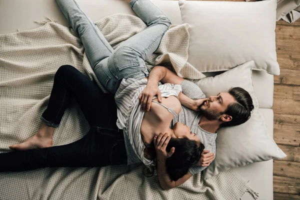 Giovane coppia sul letto — Foto stock