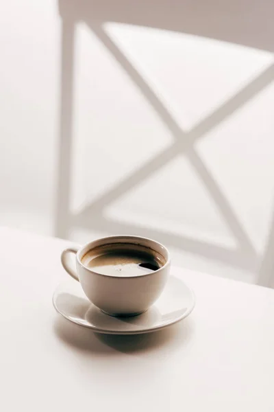 Tasse Kaffee auf dem Tisch — Stockfoto