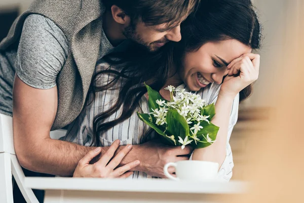 Casal jovem com flores — Fotografia de Stock