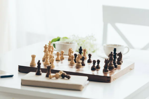 Échiquier en bois avec pièces — Photo de stock