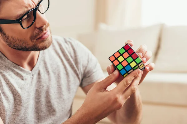 Joven con cubo de rubik - foto de stock