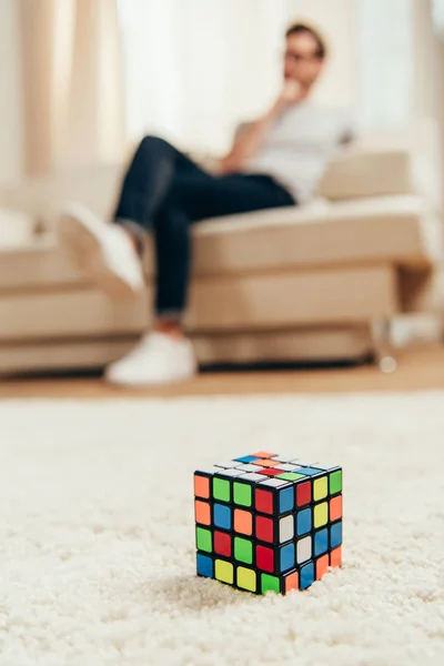 Rubik cubo en la alfombra - foto de stock