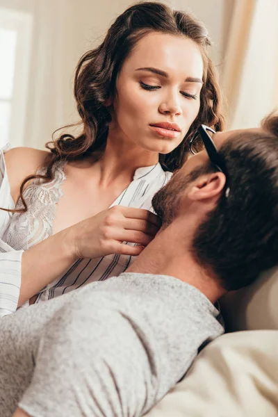 Pareja joven abrazándose en casa - foto de stock